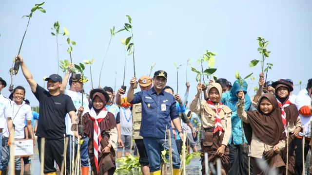 Wagub Jateng Taj Yasin Ajak Ratusan Santri Tanam Mangrove di Pesisir Pantai Rembang