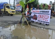 Warga Blora Melawan Rusaknya Jalan Provinsi dengan Aksi Protes
